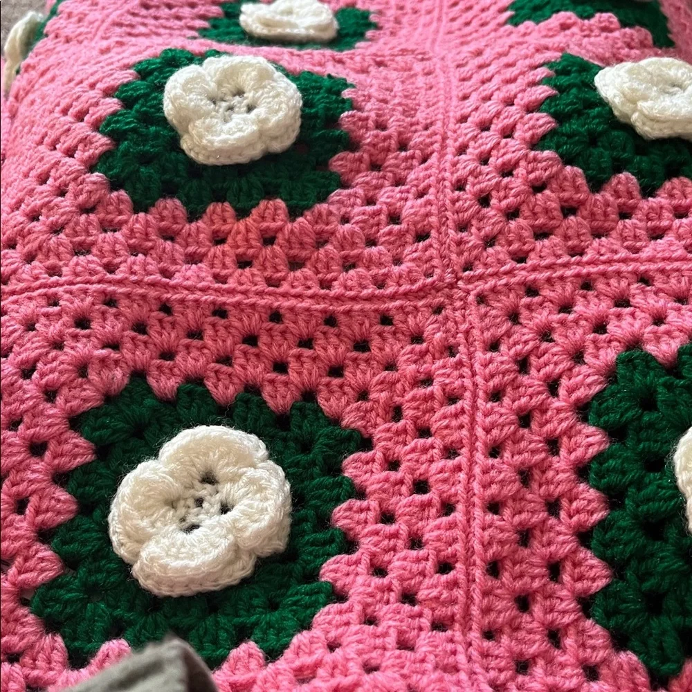 Pink Crochet Blanket with Floral Design granny core - Picture 5 of 5